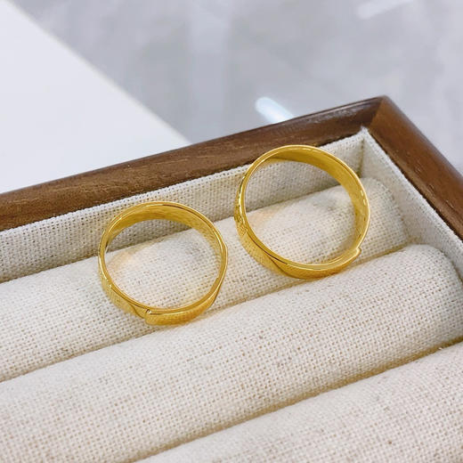 【限时克减150元】足金999 #CNC 5G黄金空心活口戒指油压CNC鱼鳞波浪纹情侣戒/对(AG5GQLJ00041)预售产品下单后不退款不退货不换货不补差价 商品图3