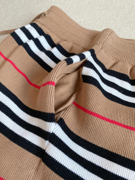 点此购买 巴宝莉夏季男女款经典条纹格子羊毛短裤五分裤 LL 317509 商品图12