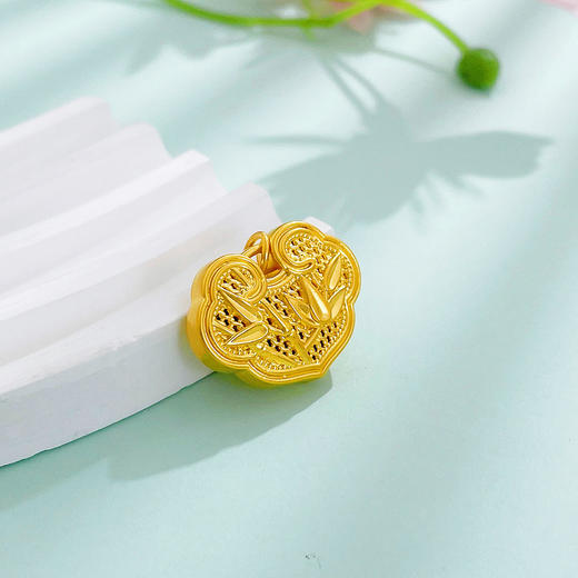 【限时7.5折】【定价黄金】足金 无氰5D硬金空心喜上眉梢平安锁锁包吊坠(V5DDZ00023)（预售产品下单后不退款不退货不换货不补差价） 商品图1