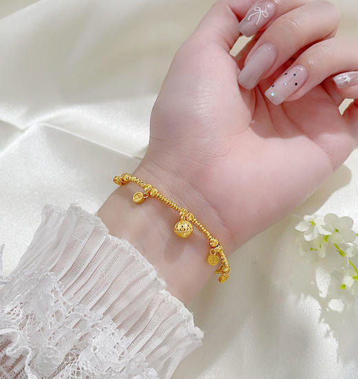 【限时克减150元】足金999 #小红书 5G黄金实心日进斗金圆牌铃铛吊饰碎闪金简约可调节手链（内里为棉线）(AE5GSL00183)预售产品下单后不退款不退货不换货不补差价 商品图0