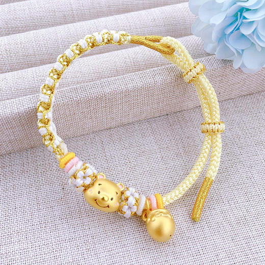 【限时7.5折】【定价黄金】足金 #卡通 3D硬金烤漆小熊维尼蜂蜜罐吊饰米黄色绳卡通编绳调节手链成品手串(AJ3DSC00237)(预售产品下单后不退款不退货不换货不补差价) 商品图1