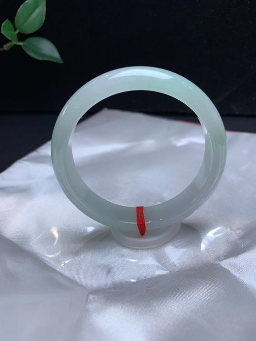 612860，54.5浅绿底手镯，糯化底，清新白底，飘浅绿，种水可以 ，很秀气 商品图3