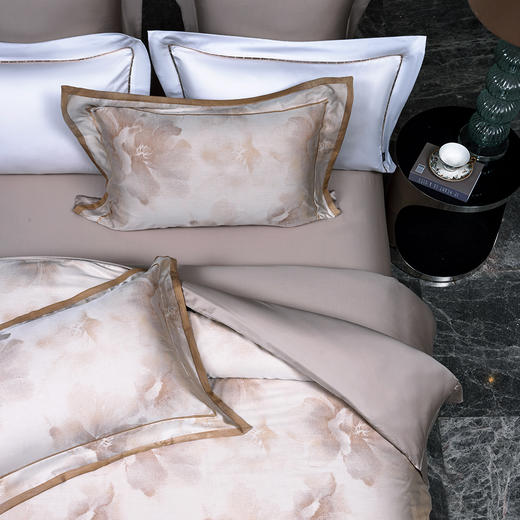 多喜爱 60S全棉色织提花四件套·朵苏 【60S长绒棉】【色织提花】【三方拼边工艺】【宽边枕套】【礼箱包装】轻奢品质 柔润丝光 高支高密 花型立体 双面设计 商品图3