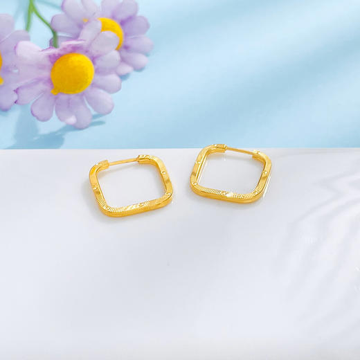 【限时克减150元】足金999 #超轻 5G超轻黄金极简几何车花方形耳饰耳圈(AG5GES00180)预售产品下单后不退款不退货不换货不补差价 商品图0
