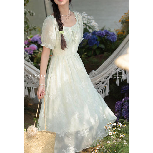 鹿向南「春山赴雪」绿色温柔短袖连衣裙夏新款时尚收腰气质长裙女 商品图3