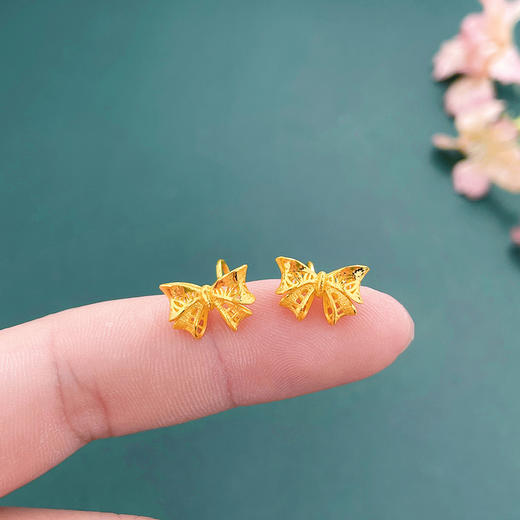 【限时克减150元】足金999.9 #在逃公主 镂空在逃公主耳饰甜美少女心公主蝴蝶结耳钉(AWES00127)预售产品下单后不退款不退货不换货不补差价 商品图2