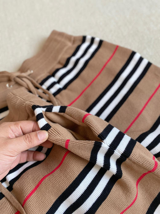 点此购买 巴宝莉夏季男女款经典条纹格子羊毛短裤五分裤 LL 317509 商品图14