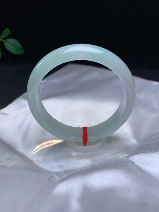 612860，54.5浅绿底手镯，糯化底，清新白底，飘浅绿，种水可以 ，很秀气 商品图1