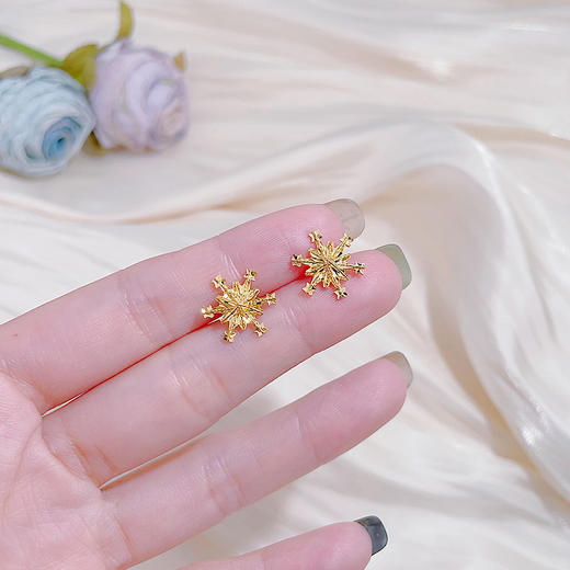 【限时克减128元】足金999 （足金999字印）5G黄金绕线雪花耳钉（配胶塞）(AV5GES00010)预售产品下单后不退款不退货不换货不补差价 商品图3