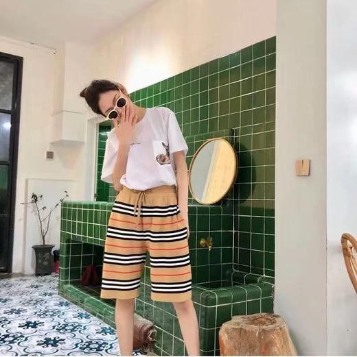 点此购买 巴宝莉夏季男女款经典条纹格子羊毛短裤五分裤 LL 317509 商品图3