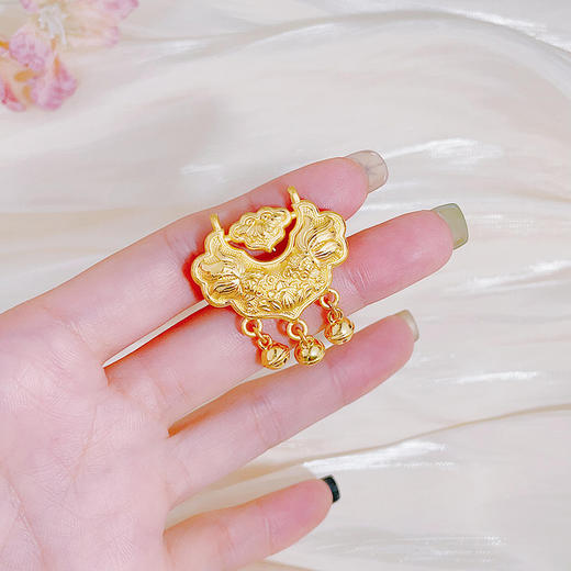 【限时克减150元】足金 3D硬金空心双面连年有余双鱼锦鲤锁包莲花平安如意铃铛锁包吊坠(AR3DDZ00201-1)（预售产品下单后不退款不退货不换货不补差价） 商品图2