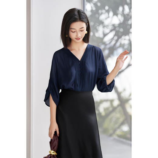 【预售10天】设计感天丝压褶衬衫 轻盈透气 袖口可调整 米思阳2026夏季新款简约百搭V领七分袖小衫女1423/1222 商品图4