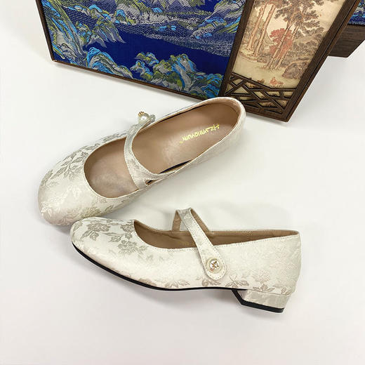 【24小时发货】壁虎瑜伽国风任意门【缎光】新中式缎面低跟鞋 商品图2