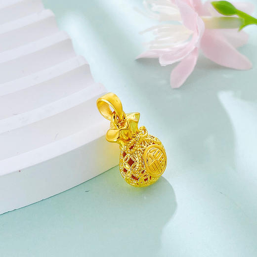 【限时7.5折】【定价黄金】足金 #福袋 #招财纳福 无氰5D硬金空心圆满福字铜钱图案福袋福禄钱袋子吊坠(V5DDZ00016)（预售产品下单后不退款不退货不换货不补差价） 商品图2