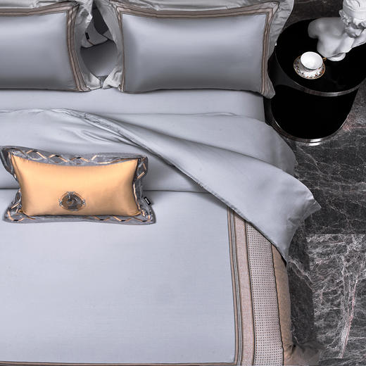 多喜爱 60S全棉色织提花四件套·晏礼 【60S长绒棉】【色织提花】【三方拼边工艺】【宽边枕套】【礼箱包装】轻奢品质 柔润丝光 高支高密 花型立体 双面设计 商品图3