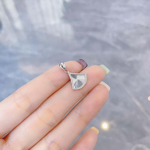 【限时8.8折】【线上铂金馆】PT950 #清新 #CNC 【国际铂金协会  精品】铂金实心扇形小裙子吊坠(BDZ00243)（预售4-7天发货，一经下单不支持退款） 商品图4