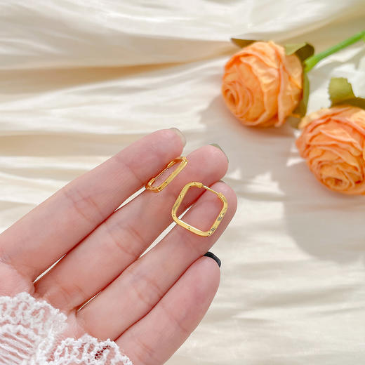 【限时克减150元】足金999 #超轻 5G超轻黄金极简几何车花方形耳饰耳圈(AG5GES00180)预售产品下单后不退款不退货不换货不补差价 商品图2