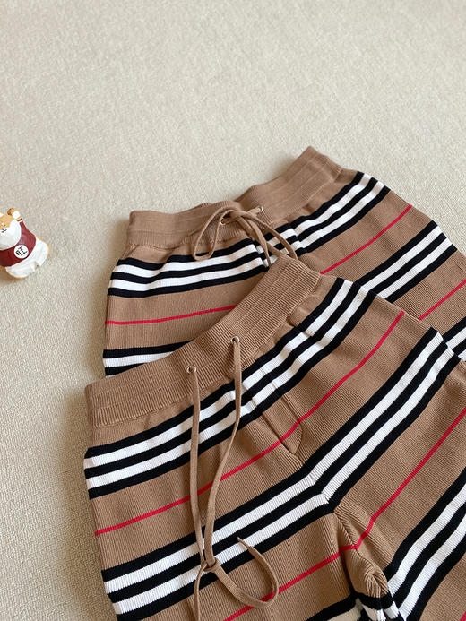 点此购买 巴宝莉夏季男女款经典条纹格子羊毛短裤五分裤 LL 317509 商品图9