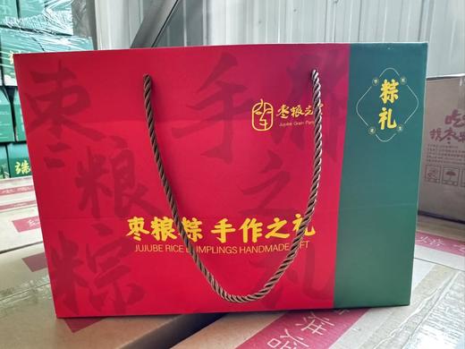【国味粽师礼盒 一次收到12种粽子口味】四十二载匠心手作 【金丝小枣】选自闻名天下德州乐陵金丝小枣，其皮薄肉厚，枣香浓郁。 【糯米】选用东北优质糯米，黏糯有弹性，米香浓郁。 商品图2