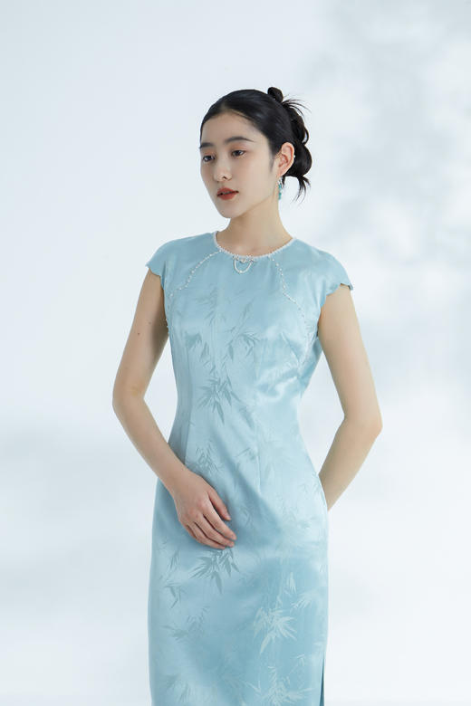 荷言HEYEN 浅歌 雨打寒竹金通织金正绢浅蓝色真丝连衣裙花瓣袖梅花银扣优雅显瘦高级定制 商品图2