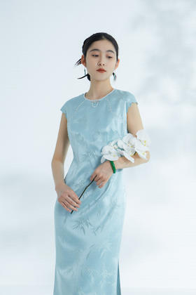 荷言HEYEN 浅歌 雨打寒竹金通织金正绢浅蓝色真丝连衣裙花瓣袖梅花银扣优雅显瘦高级定制