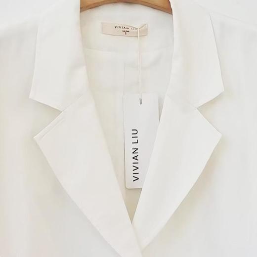 VIVIAN LIU D2443107 25春女装翻领两粒扣翻盖口袋七分袖宽松西装 商品图2