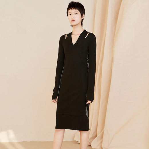 6944600127702 MO&Co.edition春季新款商场同款意大利进口纱线V领镂空修身针织小黑裙 商品图1