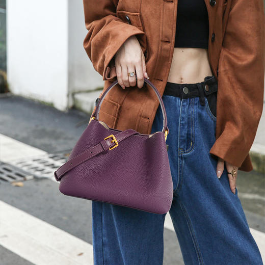 【预售3天】新款小众设计高级感水桶包女单肩斜挎迷你手提菜篮子包DA9575 商品图3