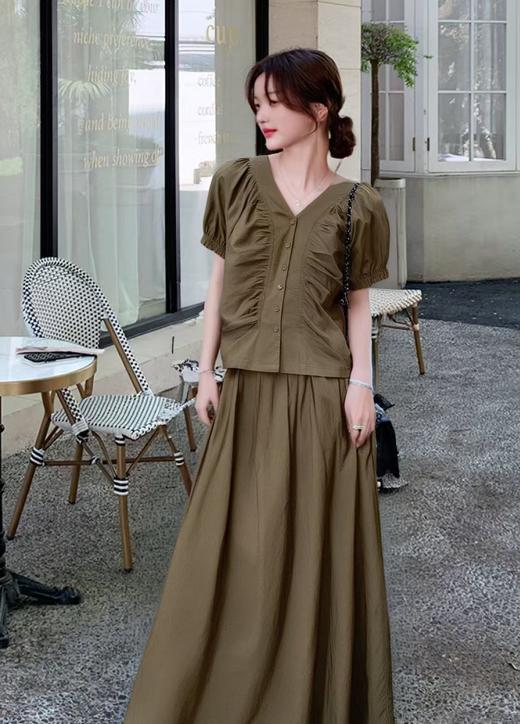  七夕福利-NO退~｛ 套装 ｝复古气质V领上衣+半裙收褶气质显瘦卡其套装-喜出 商品图2
