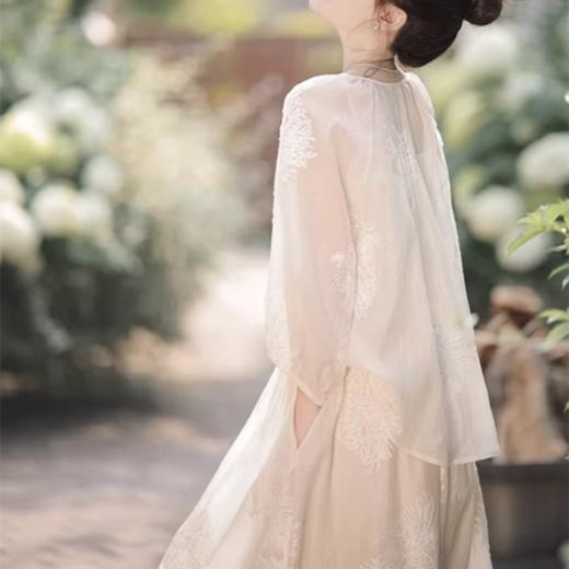 一眼就沦陷 | ORIGNAL&CO 国风重工刺绣天丝套装 轻盈无负担  上身气质温婉 清冷温柔感拉满！ 商品图2