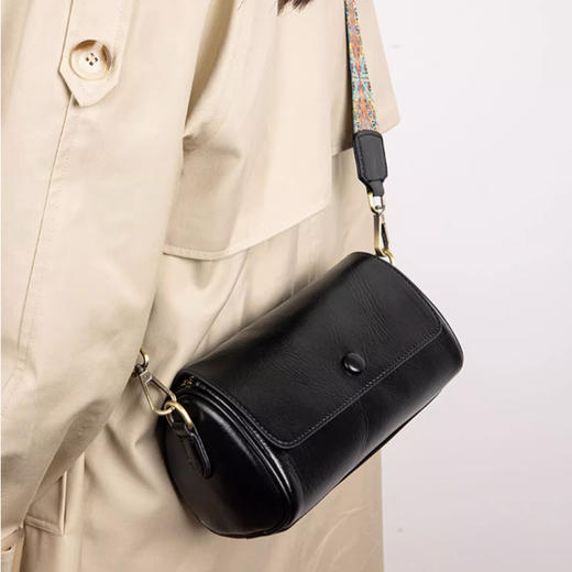 【预售3天】2025新款百搭休闲圆筒包斜挎包高级感单肩女包9240-D 商品图1