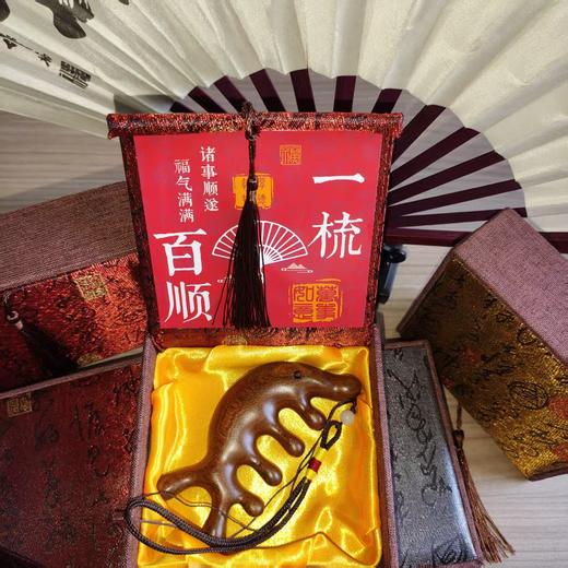 【金丝檀木梳！国潮风高雅之选！】天然檀木按摩梳🎁母亲节送长辈的贴心伴手礼，3分钟头皮SPA，舒缓疲劳，每一梳都满载温情❤️国潮风檀木按摩梳礼盒套装 母亲节送长辈礼物 经络梳子排骨梳伴手礼 商品图8