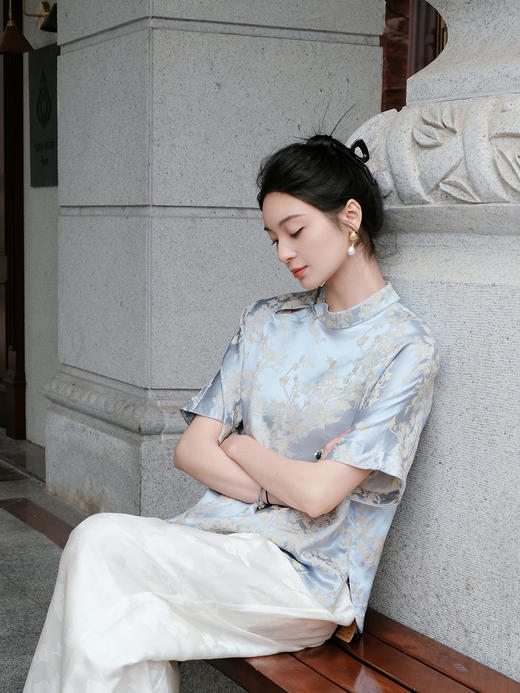 盛唐婧 |真丝冠乐绉梅花纹斜开领上衣 商品图1