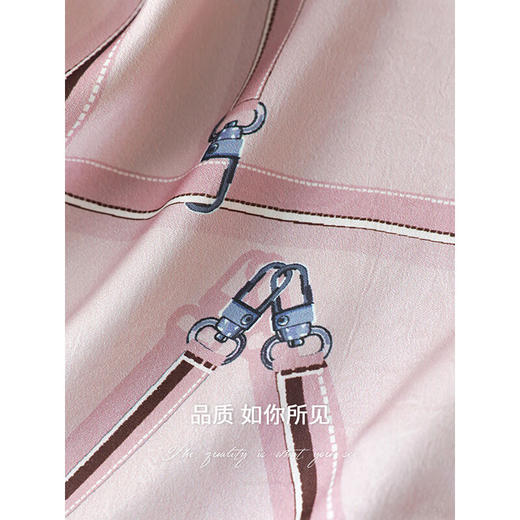 COCOBELLA樱花粉定位印花缎面无袖衬衫女V领捏褶上衣SR3102-3 商品图4