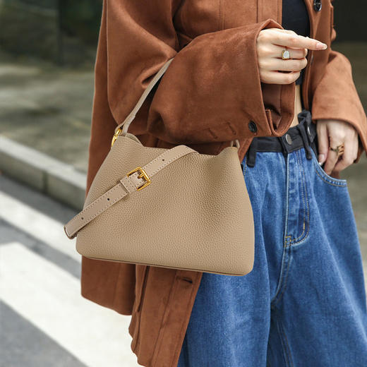 【预售3天】新款小众设计高级感水桶包女单肩斜挎迷你手提菜篮子包DA9575 商品图2