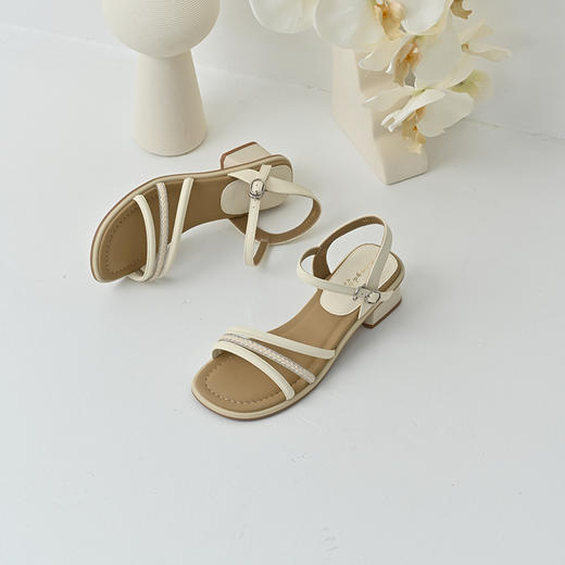 经典鲨2025年夏季新品气质简约一字带露趾后空中粗跟凉鞋女KW119-529051 商品图2