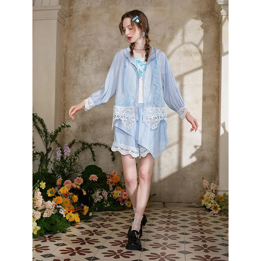 两三事仙灵花冠2025夏季新款小清新蕾丝拼接连帽上衣短裤两件套女 商品图1
