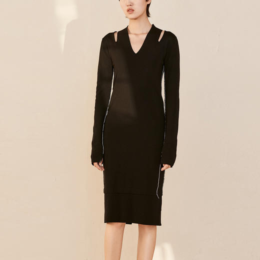6944600127702 MO&Co.edition春季新款商场同款意大利进口纱线V领镂空修身针织小黑裙 商品图0
