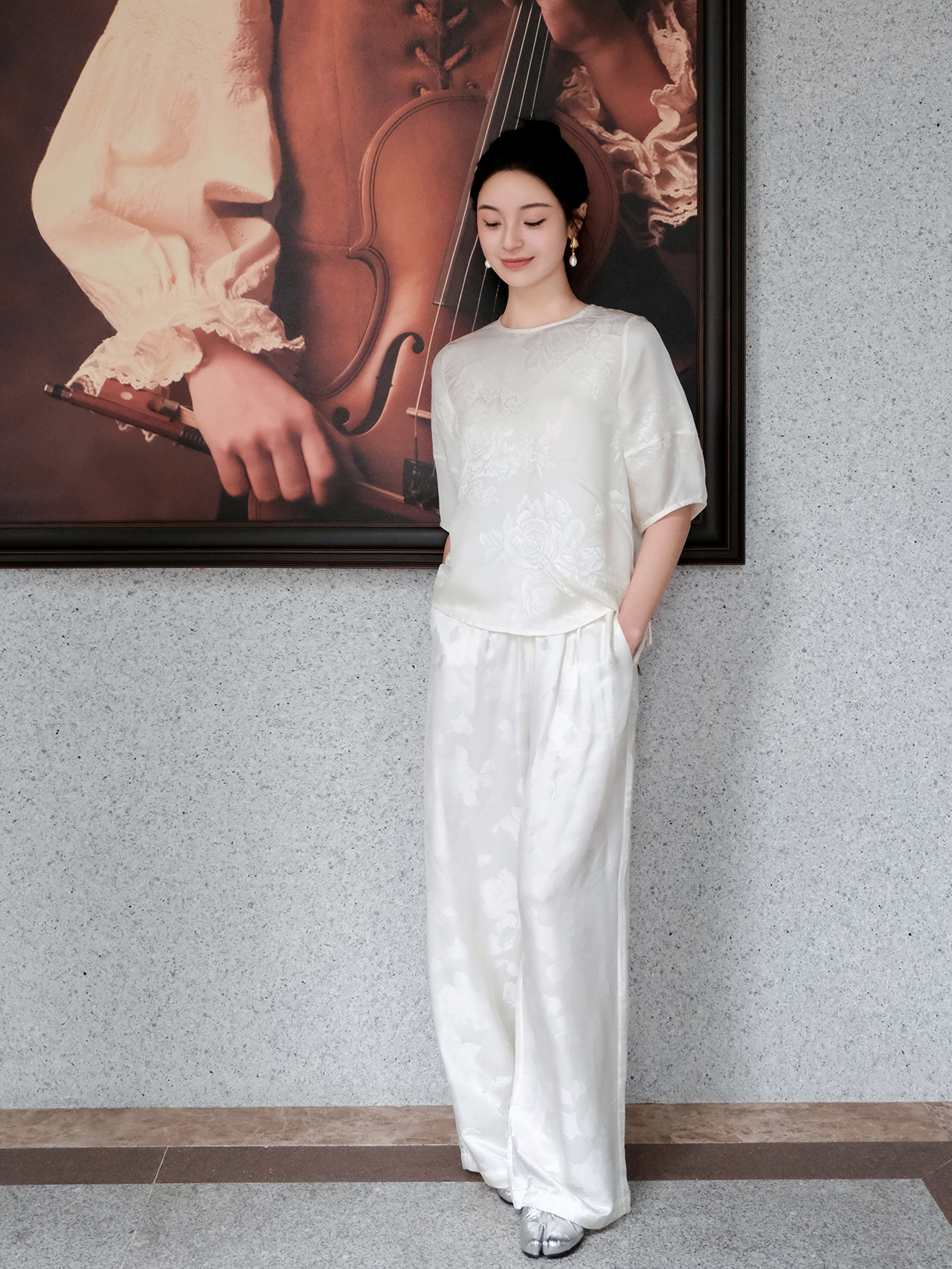 盛唐婧 |桑蚕丝重缎折枝玫瑰花直筒裤-白色