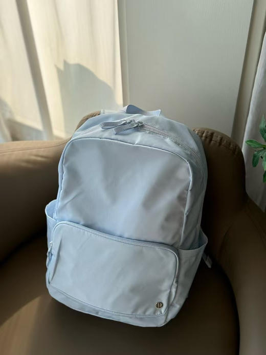 原单正品 lulu everywhere backpack 双肩背包，六个色
尺寸:29cm x 15cm X 43cm
容量：22L
原价680 商品图7