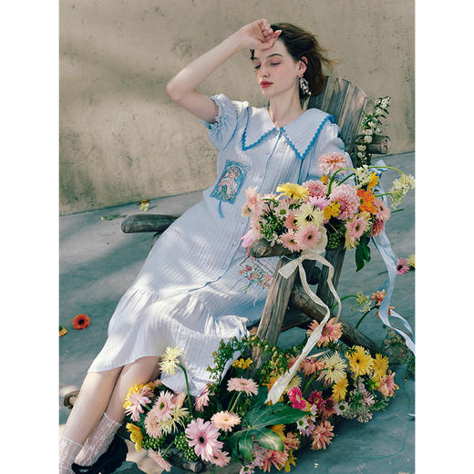 两三事 铃兰晨露 2025夏季新款小清新印花贴布绣大翻领绑带连衣裙 商品图2