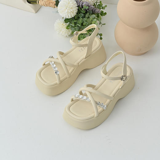 经典鲨2025夏季新品一字带厚底显高简约时尚露趾水钻凉鞋女KW279-529111 商品图3