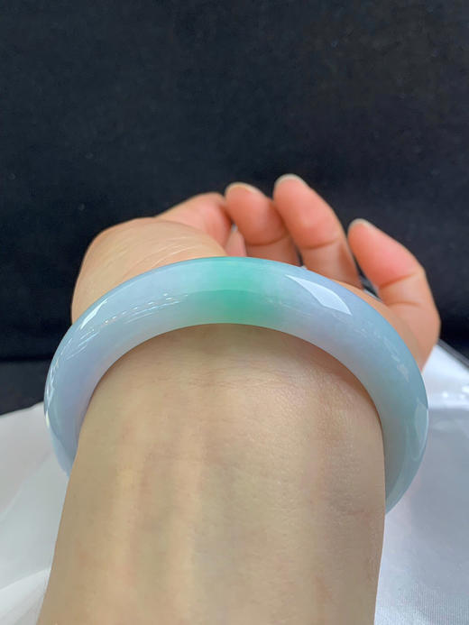 612868，57圈口，细糯化春彩正圈平安镯，细糯微化有水头，春带彩，底子细腻 商品图4