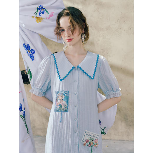 两三事 铃兰晨露 2025夏季新款小清新印花贴布绣大翻领绑带连衣裙 商品图3