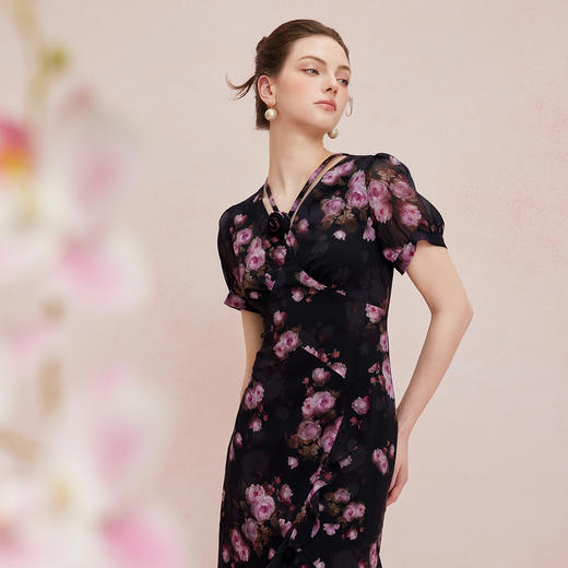 QF886斯尔丽25新款法式优雅度假风浪漫轻奢印花荷叶波浪边长款连衣裙 商品图2