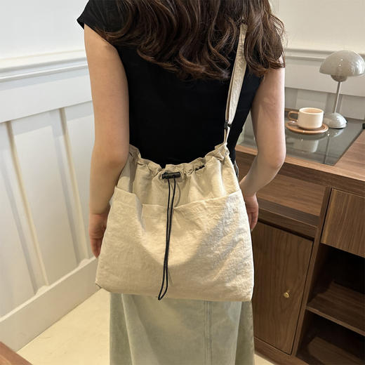 UYOKU 防水 大容量尼龙抽绳褶皱日式单肩包 旅游出行 休闲斜挎水桶包 4色可选 商品图4