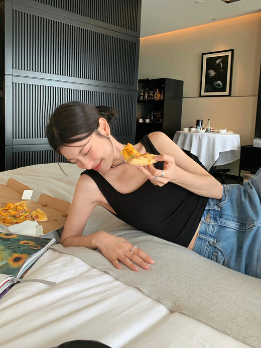 【真的巨巨显瘦好穿！💯推荐！！】RUIDUO交叉美背背心  法式方领vs性感美背 自带胸垫 高级纯欲 谁穿谁好看！！ “最”（48小时内发货） 商品图2