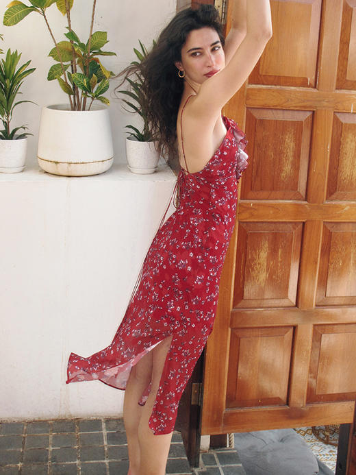 TR她热 情迷西西里 红色碎花印花挂脖荷叶边系带抽绳露背连衣裙 商品图0