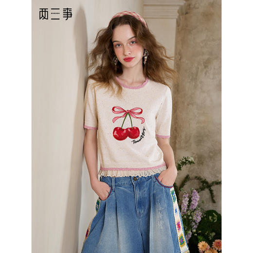 两三事 樱桃琼浆 2025夏季新款甜美蕾丝下摆拼接樱桃短袖针织衫女 商品图0