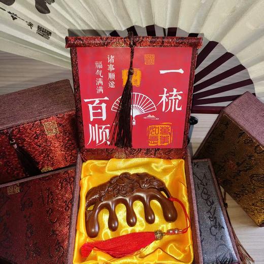 【金丝檀木梳！国潮风高雅之选！】天然檀木按摩梳🎁母亲节送长辈的贴心伴手礼，3分钟头皮SPA，舒缓疲劳，每一梳都满载温情❤️国潮风檀木按摩梳礼盒套装 母亲节送长辈礼物 经络梳子排骨梳伴手礼 商品图7